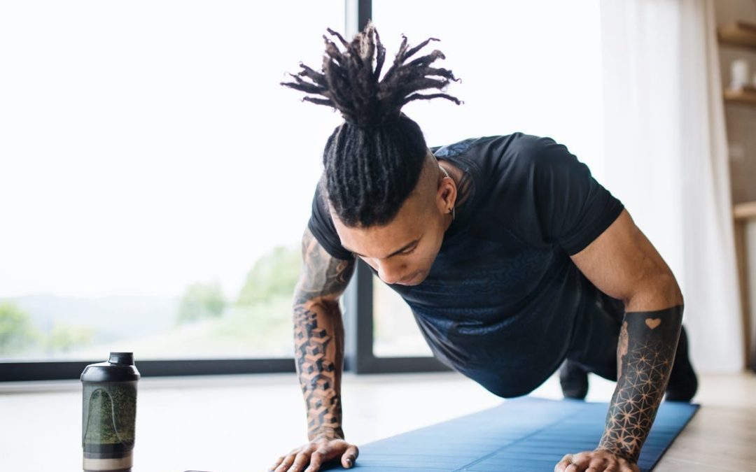 Home workout. Trei aplicatii care te ajuta sa te antrenezi de acasa, stand in fata tv-ului